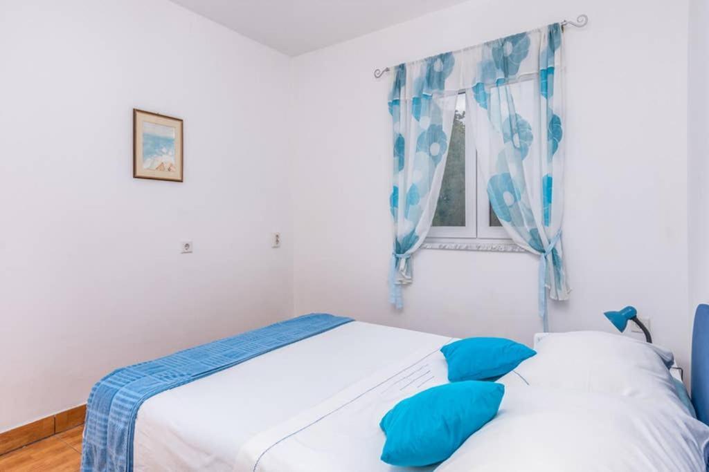 Apartment Mira 3 Klimno Bagian luar foto