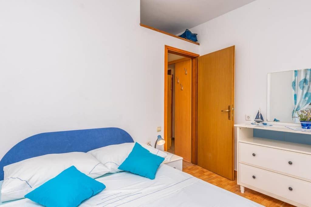 Apartment Mira 3 Klimno Bagian luar foto