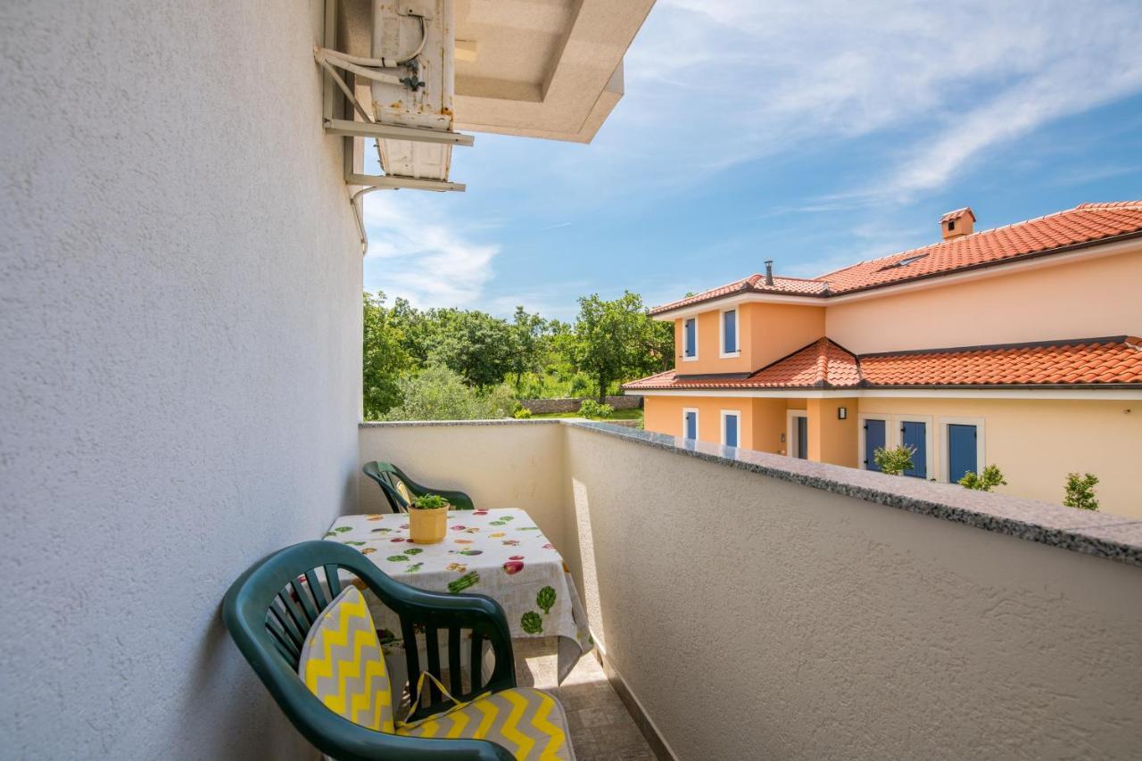 Apartment Mira 3 Klimno Bagian luar foto